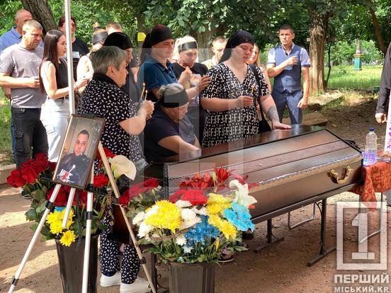 Вдалося упізнати за татуюванням: у Кривому Розі простилися з Володимиром Черниченком, який загинув під час ракетного удару