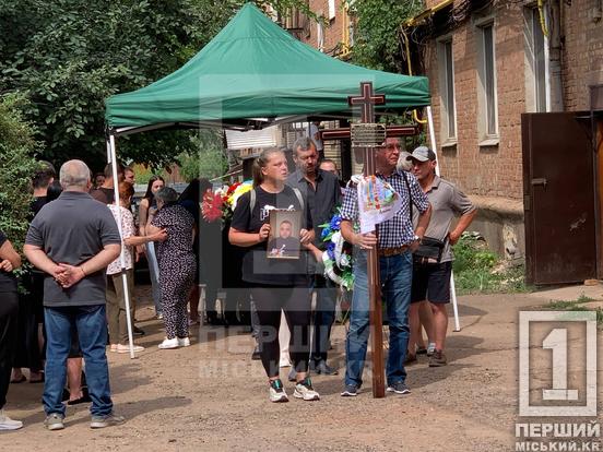 Вдалося упізнати за татуюванням: у Кривому Розі простилися з Володимиром Черниченком, який загинув під час ракетного удару