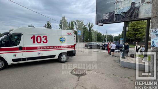 Зіштовхнулися лоб у лоб: на перехресті біля криворізького цирку не розминулися SsangYong та Skoda