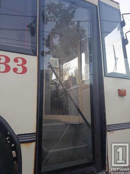 Акт вандалізму в Кривому Розі: один тролейбус обстріляли, в іншому пасажири розбили скло
