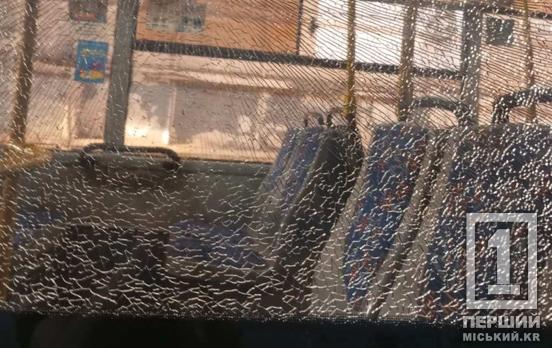Акт вандалізму в Кривому Розі: один тролейбус обстріляли, в іншому пасажири розбили скло