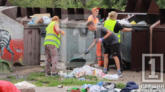 Будівельне сміття та меблі повз баки: на Східному-3 боролися зі стихійним звалищем біля Парку Щастя