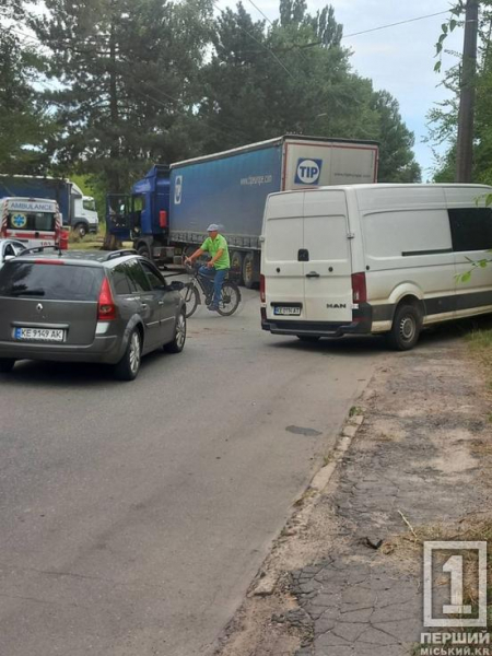 ДТП на Електрозаводській: Volkswagen влетів у дерево після зіткнення з вантажівкою