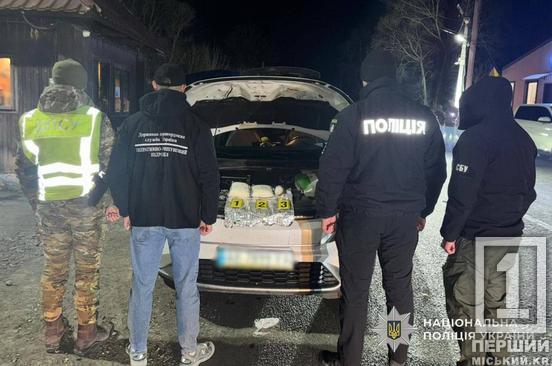 Ховав понад 2 кілограми «солі» під капотом: наркокур’єр з Дніпра сяде на 9 років