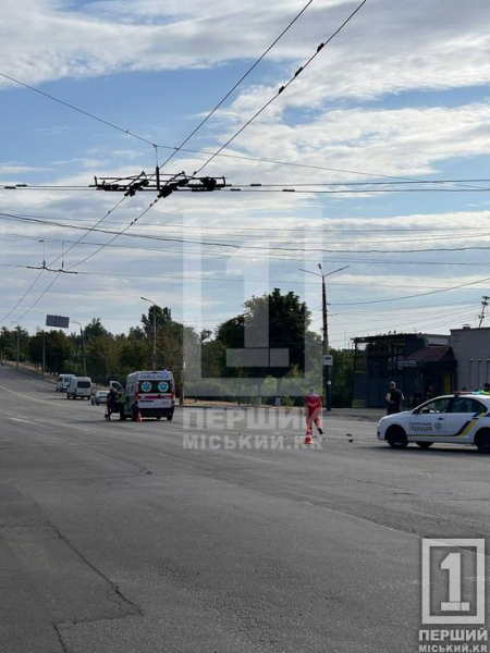 Мав важливіші справи ніж «швидка»: на вулиці Небесної Сотні зранку легковик зіштовхнувся з автівкою медиків