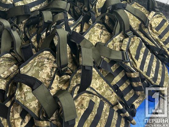 Мчать туди, де найнебезпечніше: парамедики Кривого Рогу отримали бронежилети та каски від Ради оборони