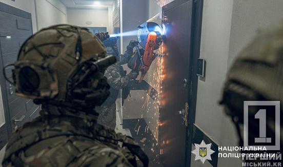 На Дніпропетровщині поліція викрила шахраїв, які під виглядом фінансової академії виманили в українців понад мільйон доларів