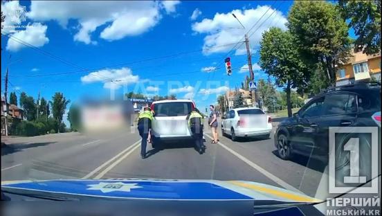 На дорозі не буває чужої біди: у Кривому Розі патрульні допомогли водієві зламаного авто