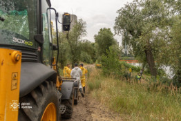 На Кирилівському озері Києва триває ліквідація нафтового забруднення після російського обстрілу