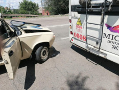 На мікрорайоні Зарічний водій ВАЗ врізався в тролейбус