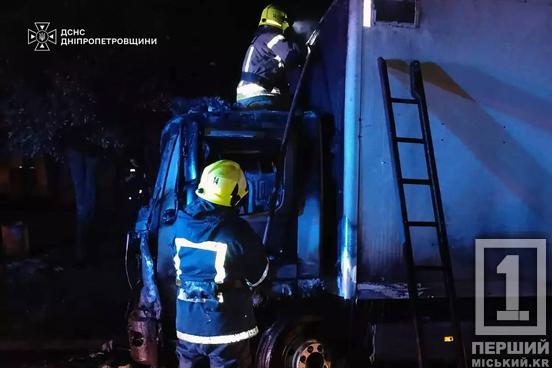 На вулиці Володимира Великого близько опівночі спалахнула вантажівка Mercedes-Benz