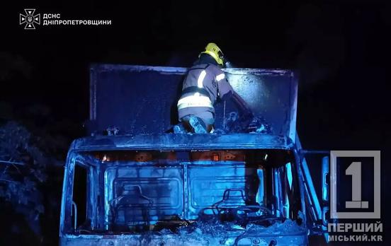 На вулиці Володимира Великого близько опівночі спалахнула вантажівка Mercedes-Benz