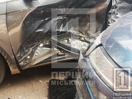 Не поділили дорогу при маневрі: у Кривому Розі на вулиці Гетьманській зіткнулися Volkswagen та Skoda