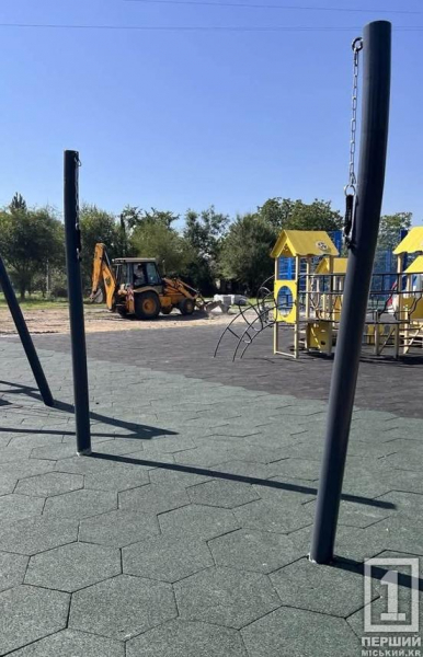 Невідомі зрізали інклюзивні гойдалки на недобудованому дитячому майданчику