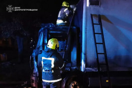 Нічна пожежа вантажівки в місті: полум'я ліквідовано, постраждалих немає