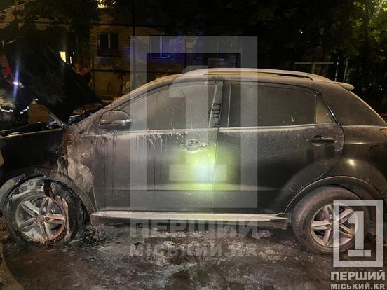 Нічний підпал на Соцмісті: у Кривому Розі невідомий підпалив кросовер у дворі багатоповерхівки
