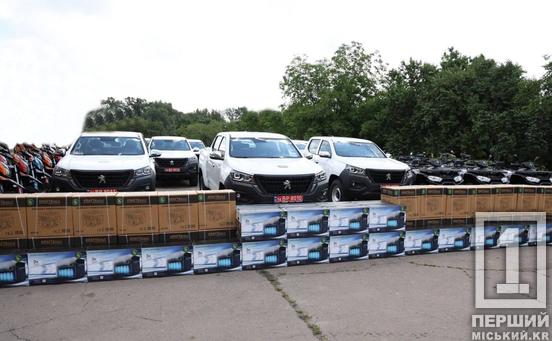 Пікапи, квадроцикли та генератори: з Кривого Рогу на фронт передали техніку на понад 25 мільйонів гривень