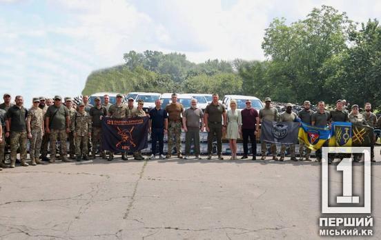 Пікапи, квадроцикли та генератори: з Кривого Рогу на фронт передали техніку на понад 25 мільйонів гривень