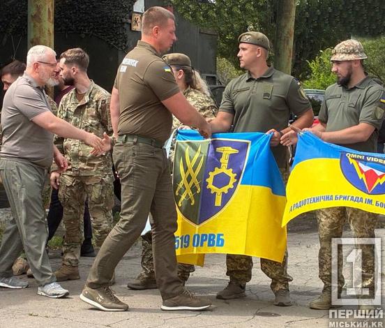 Пікапи, квадроцикли та генератори: з Кривого Рогу на фронт передали техніку на понад 25 мільйонів гривень