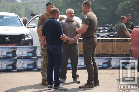 Пікапи, квадроцикли та генератори: з Кривого Рогу на фронт передали техніку на понад 25 мільйонів гривень