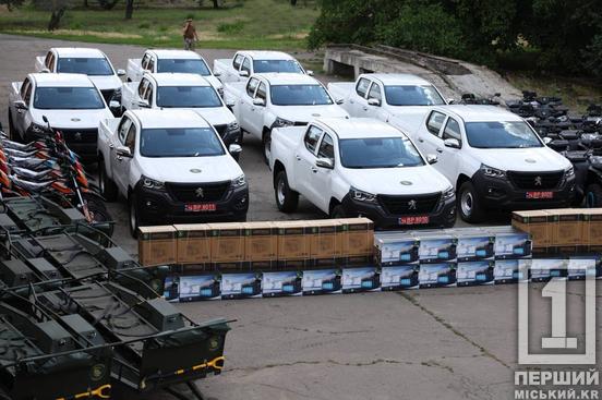 Пікапи, квадроцикли та генератори: з Кривого Рогу на фронт передали техніку на понад 25 мільйонів гривень
