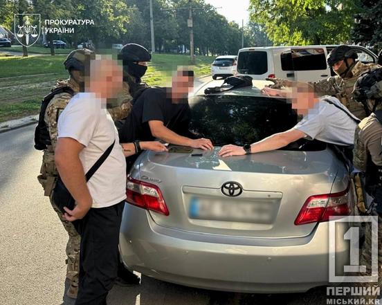 Побили, відібрали гроші на авто для ЗСУ та вимагали «борг»: у Дніпрі затримали нападників на волонтера
