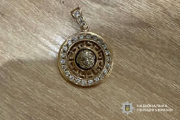 Пограбування в Новокодацькому районі Дніпра: правоохоронці затримали двох осіб за зрив золотої прикраси з шиї перехожої