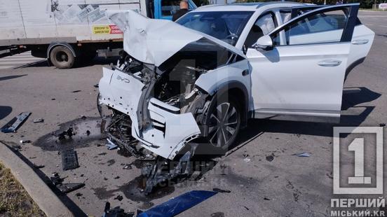Потрійна ДТП на Дніпровському шосе: легковик зіштовхнувся з іншим авто та влетів у вантажівку