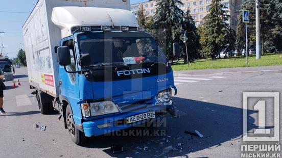 Потрійна ДТП на Дніпровському шосе: легковик зіштовхнувся з іншим авто та влетів у вантажівку