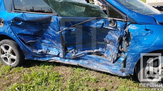 Потрійна ДТП на Дніпровському шосе: легковик зіштовхнувся з іншим авто та влетів у вантажівку