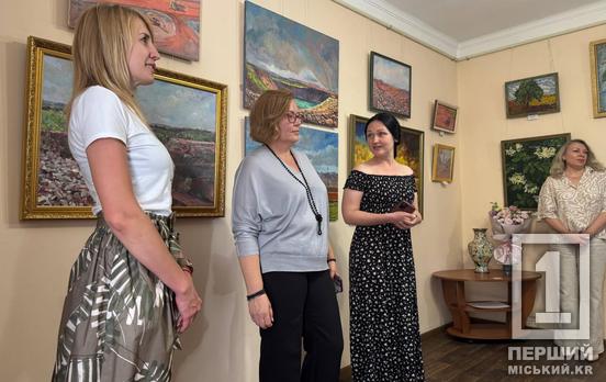 Промислові космічні пейзажі й автопортрет: у Кривому Розі відкрилася персональна виставка Олени Телятник