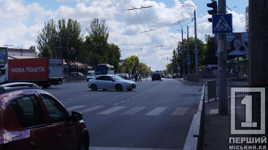 Ранкова невдача та пом'яті бампери: на проспекті Миру зіштовхнулися Volkswagen і Chrysler