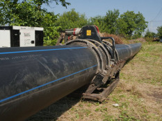 Щоб місто витримало зиму та ворожі удари у Кривому Розі модернізують інфраструктуру. У тому числі, оновлюють водогін на вулиці Параджанова