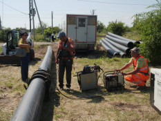 Щоб місто витримало зиму та ворожі удари у Кривому Розі модернізують інфраструктуру. У тому числі, оновлюють водогін на вулиці Параджанова