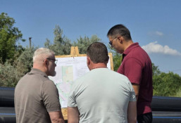 Щоб місто витримало зиму та ворожі удари у Кривому Розі модернізують інфраструктуру. У тому числі, оновлюють водогін на вулиці Параджанова