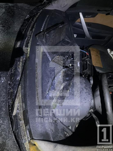 Спалахнув посеред ночі: у Кривому Розі на вулиці Соборності згорів BMW