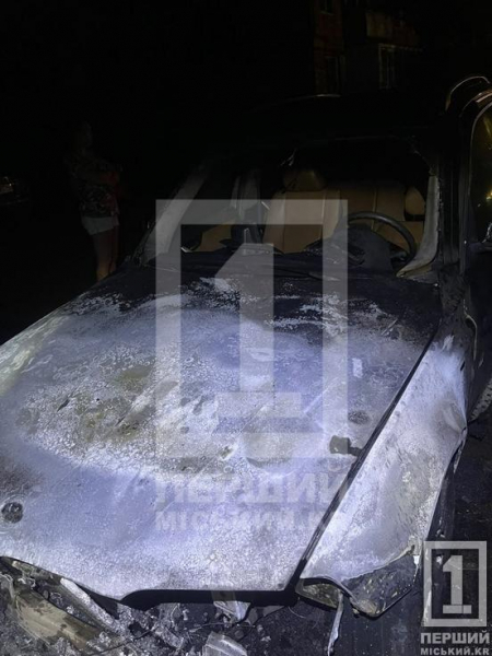 Спалахнув посеред ночі: у Кривому Розі на вулиці Соборності згорів BMW