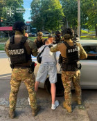 У Дніпрі повідомили про підозру трьом зловмисникам, які жорстоко побили та пограбували волонтера