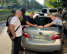 У Дніпрі повідомили про підозру трьом зловмисникам, які жорстоко побили та пограбували  волонтера
