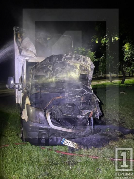 У Довгинцівському районі Кривого Рогу вночі згоріла вантажівка Mercedes Sprinter