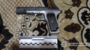 У Кам’янському районі судитимуть чоловіка за збут наркотиків та незаконне зберігання зброї