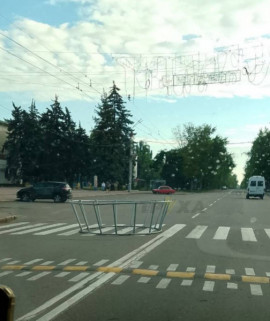 У Кривому Розі біля ПК ЦГЗК невідомі витягли на дорогу опору для прапорів