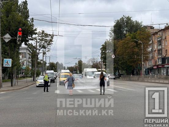 У Кривому Розі хвилиною мовчання вшанували пам'ять військовополонених, які загинули в Оленівці та російських катівнях