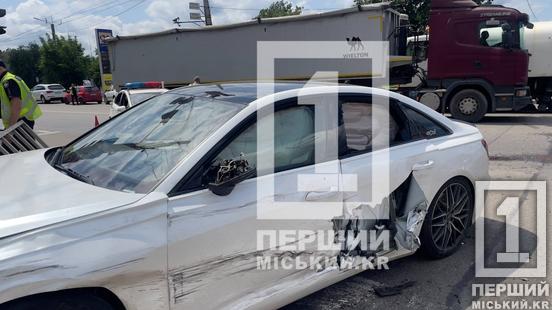 У Кривому Розі на перехресті зіткнулися Toyota та Audi: одного з водіїв госпіталізували