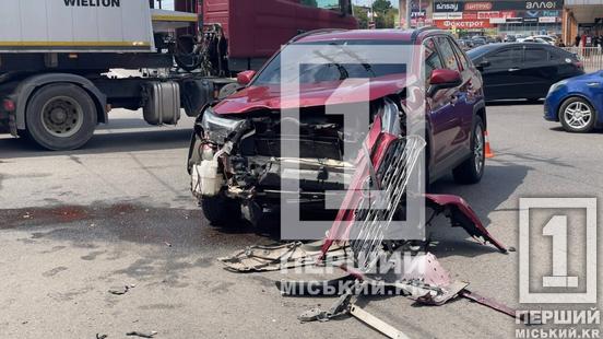 У Кривому Розі на перехресті зіткнулися Toyota та Audi: одного з водіїв госпіталізували