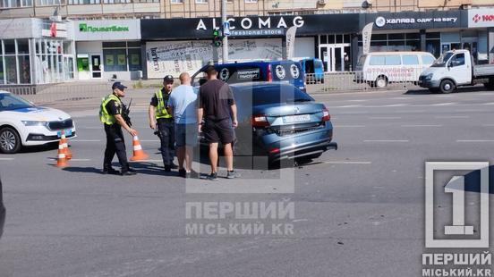 У Кривому Розі на проспекті Миру зіткнулися Skoda та таксі Tesla