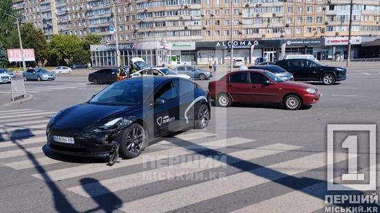 У Кривому Розі на проспекті Миру зіткнулися Skoda та таксі Tesla