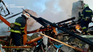 Удар безпілотника по житловому будинку на Чернігівщині: двоє постраждалих