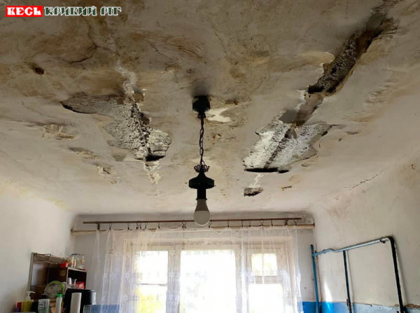 Жахливий стан кімнати в будинку по вул. Шухевича в Кривому Розі