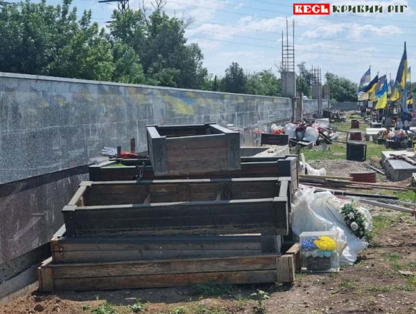Сміття накопичилось у Секторі почесних поховань у Кривому Розі